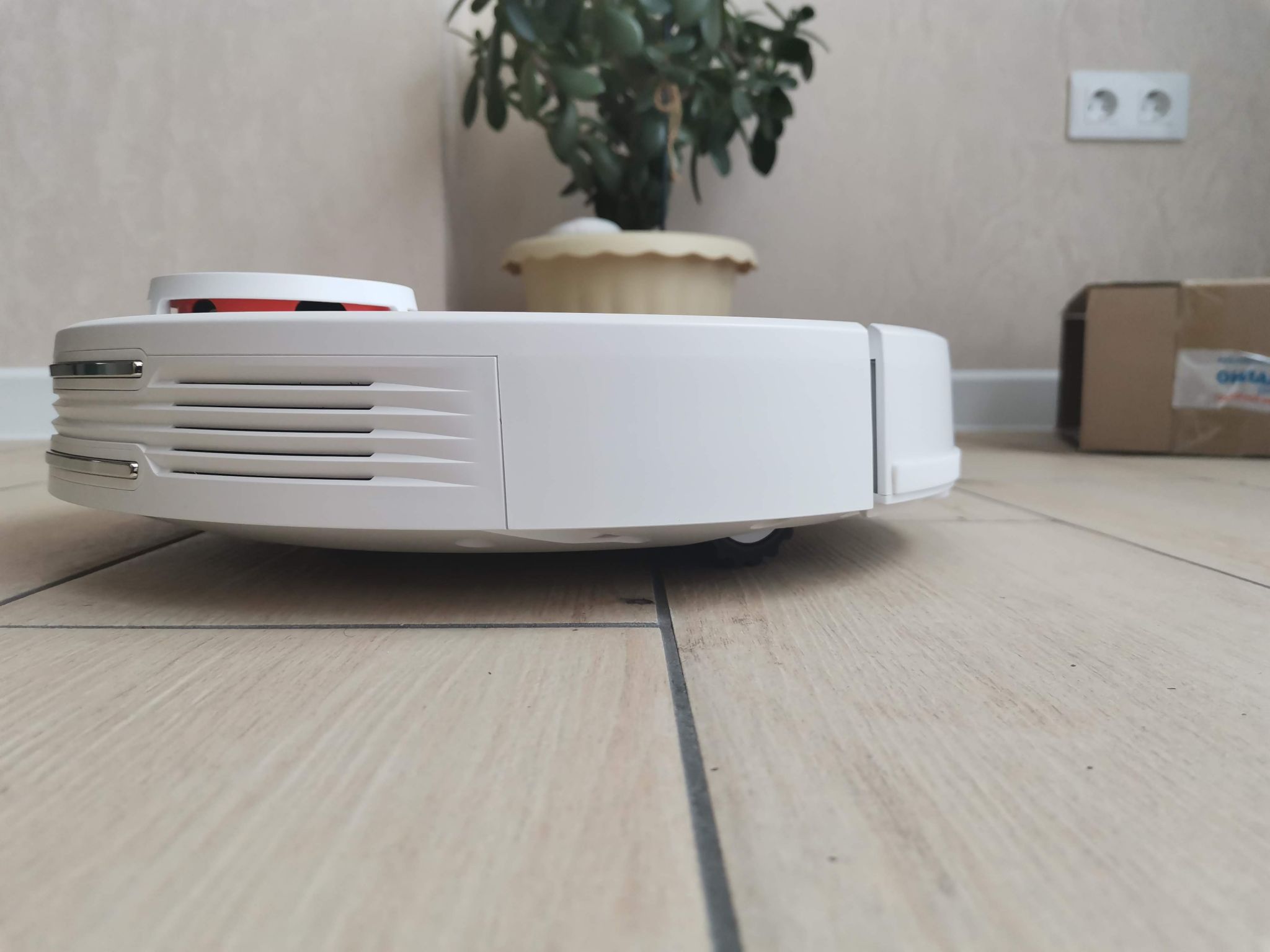 Пылесос Xiaomi Mi Robot Vacuum Cleaner
