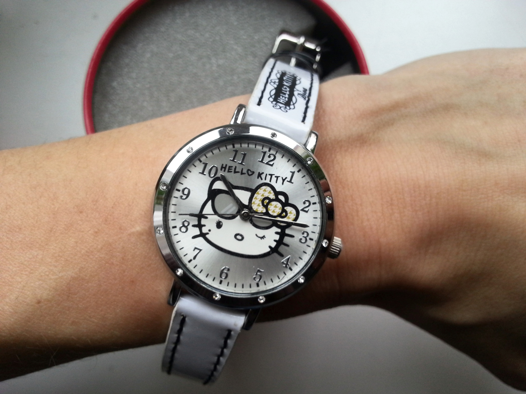 Hello watch 3. Детские часы hello Kitty 41219. Часы Хеллоу Джи ти. Часы hello Darling. Цифровые часы Хеллоу Китти.