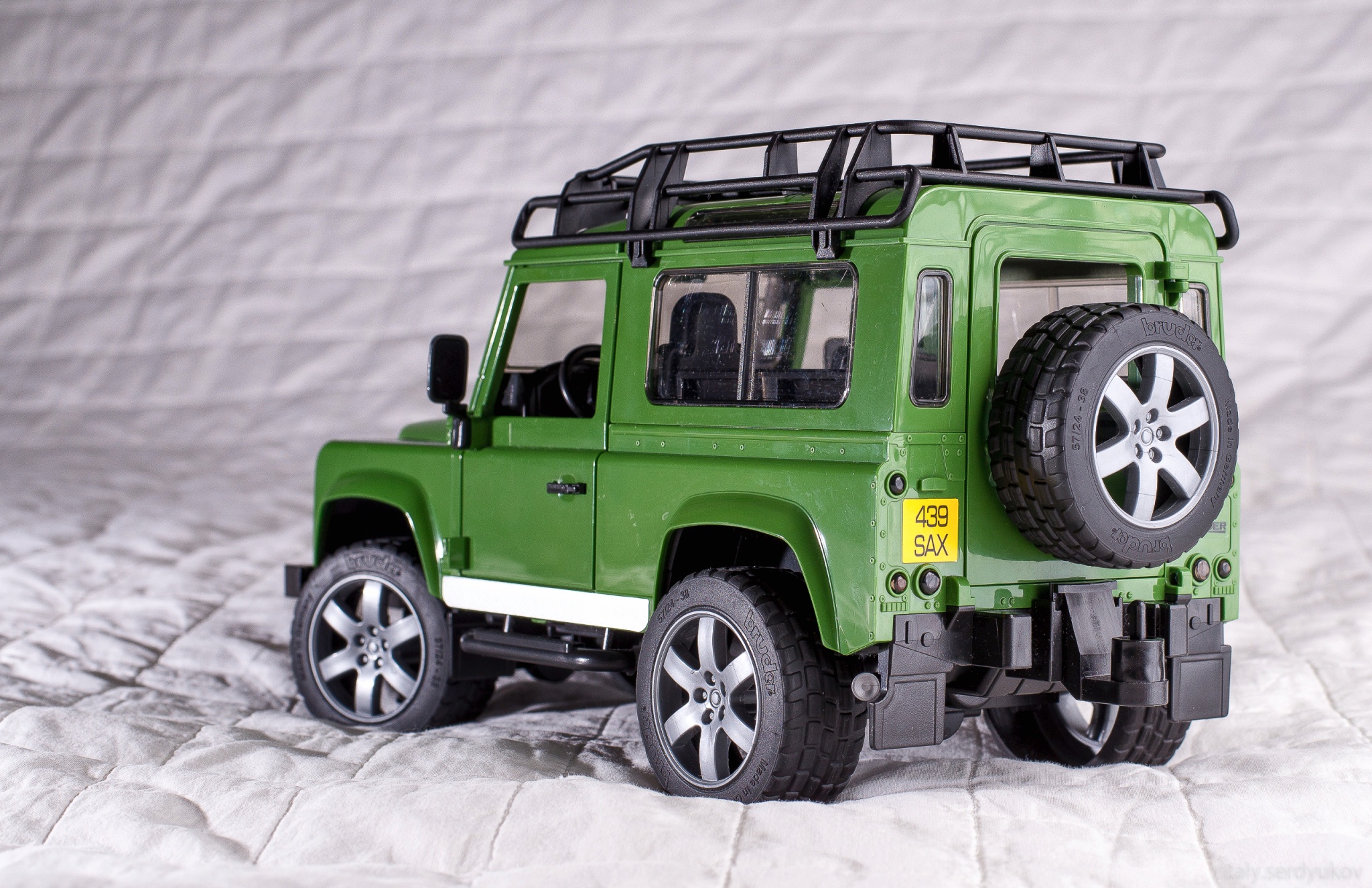 Внедорожник Bruder Land Rover Defender