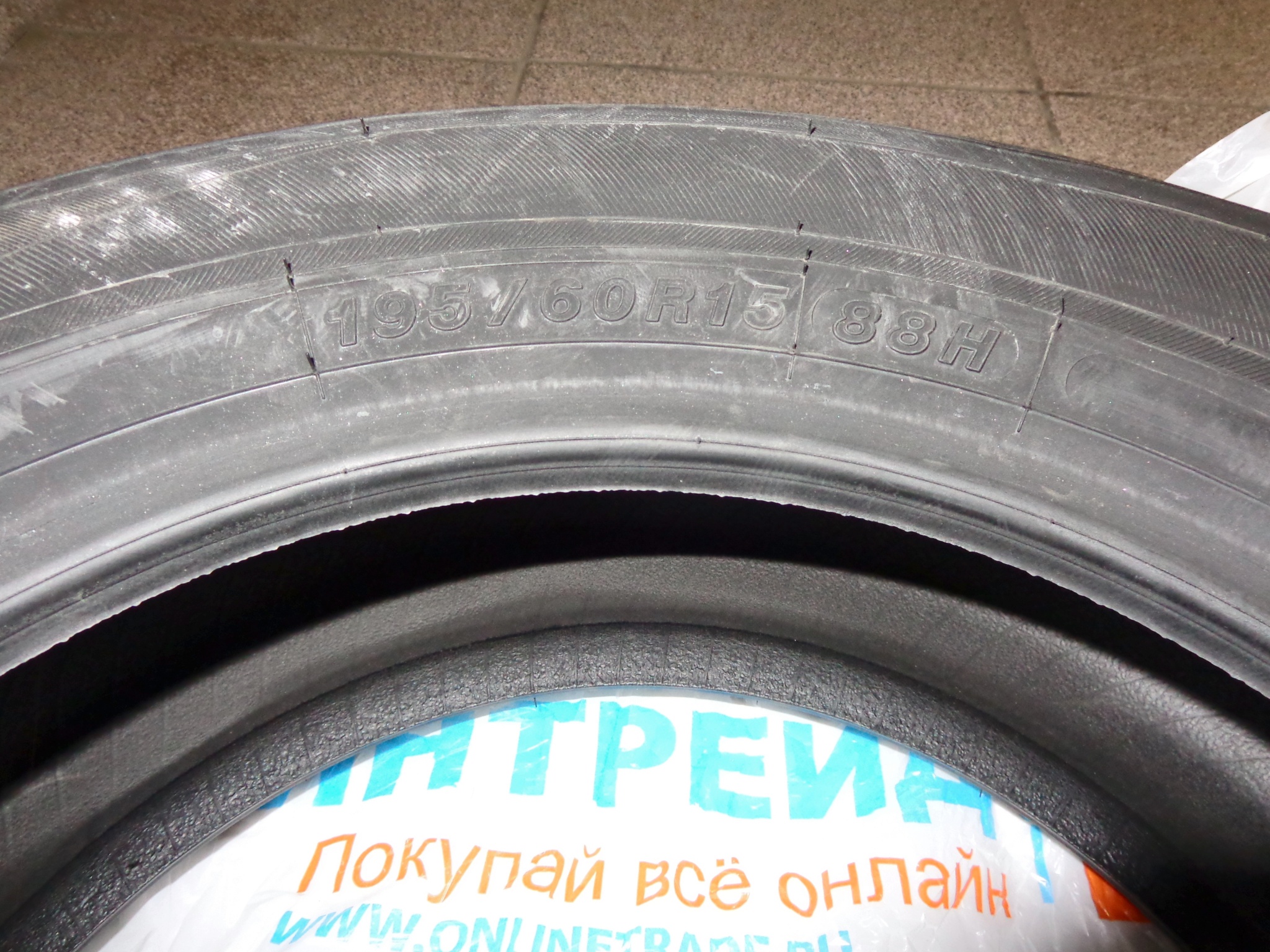 Yokohama blue earth. Yokohama BLUEARTH ae01. Шина Mirage Mr-162 195/60 r15 88v. Автомобильная шина Apollo Tyres Acelere 195/60 r15 88h летняя. Дата производства шин Йокогама.