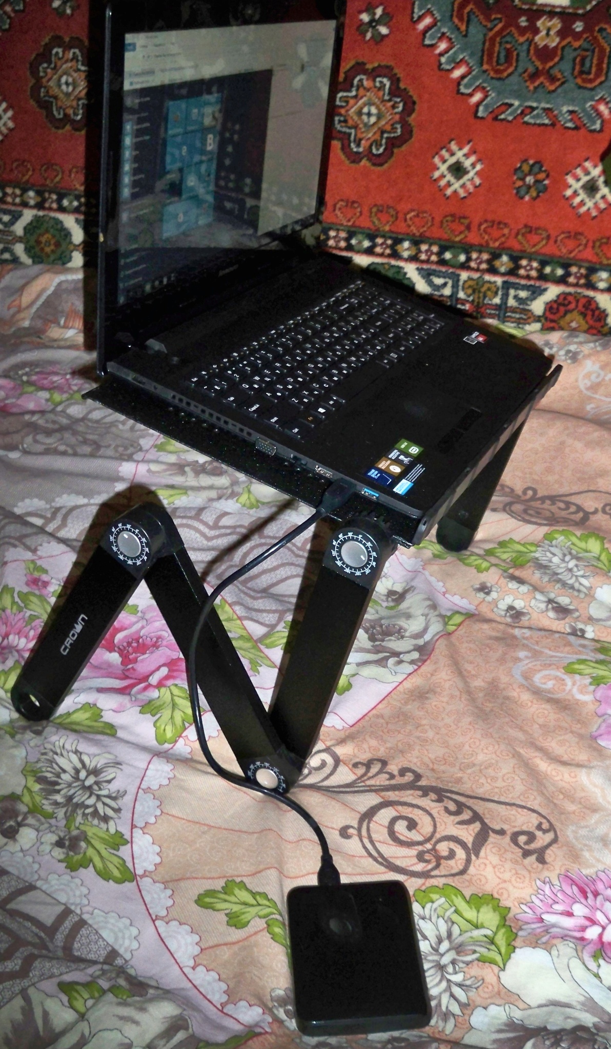 Столик для ноутбука Crown CMLS-115b