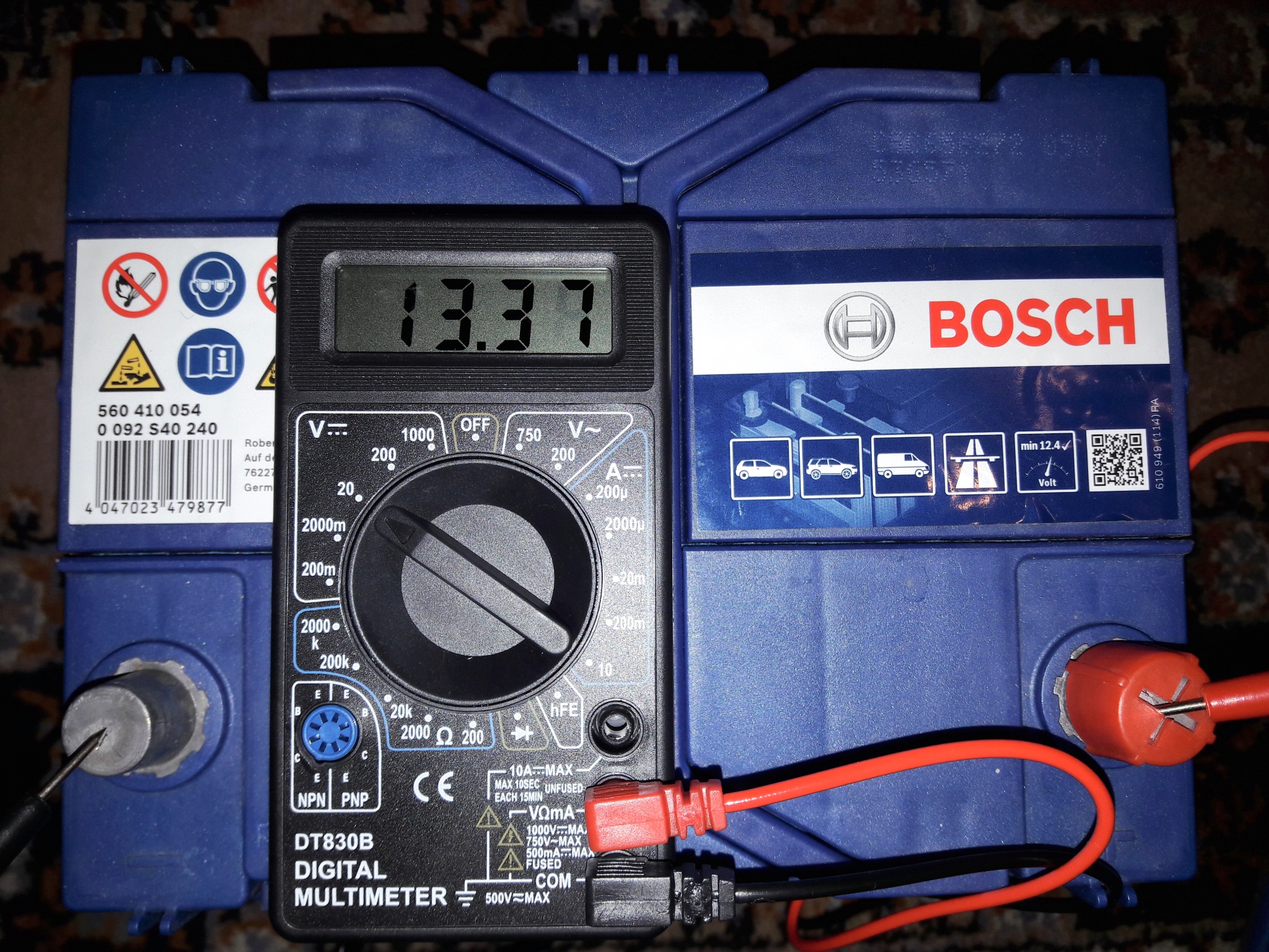 Обратная полярность 60. Аккумулятор Bosch s4 024 560 410 054 Обратная полярность 60 Ач. Bosch 560 410 054 s4 024. Мультиметр для аккумуляторов Bosch. Bosch s4 024.