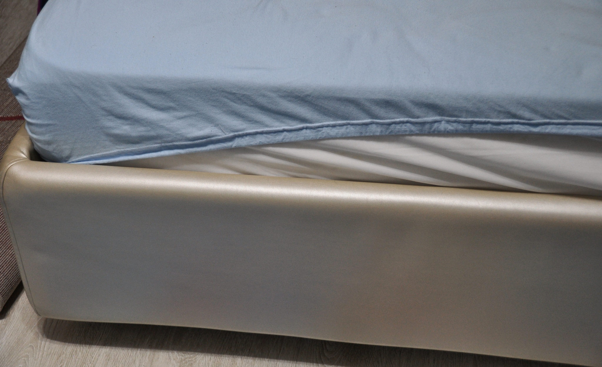 Простынь на резинке на двуспальную кровать