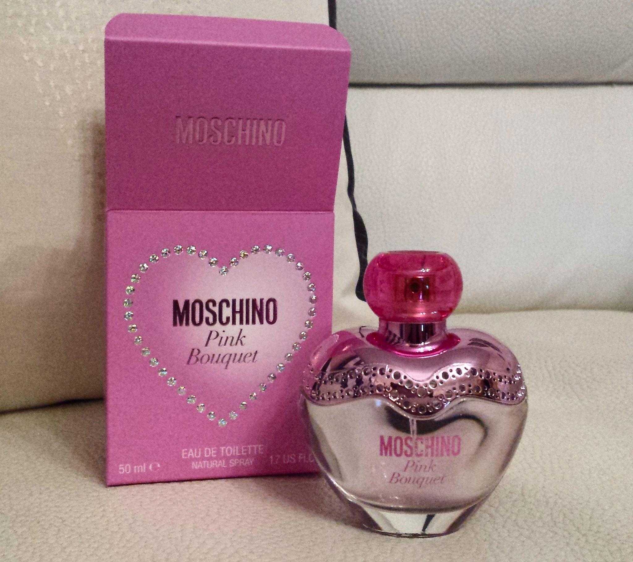 Розовая туалетная. Moschino Pink Bouquet 50ml. Туалетная вода Москино женская розовая. Розовая вода Москино. Пинк Флауэр туалетная вода фирма Москино.