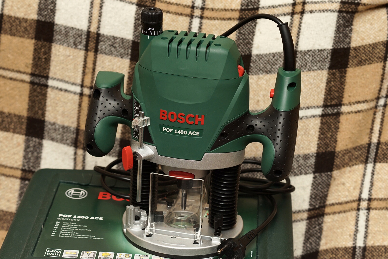 Фрезер finepower er08 12. Фрезер Bosch POF 1400 Ace. Фрезер Bosch POF 1400 Ace + 6 шт. Фрез. POF 1400 Ace (3603b6c701). Фрезер бош 1400 характеристики.