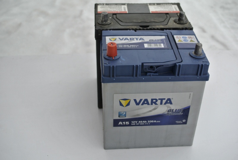 Varta а15 40 ач 330a матиз. 14 small. Varta а15 40 ач 330a матиз фото. Varta а15 40 ач 330a матиз-14 small. картинка Varta а15 40 ач 330a матиз. картинка 14 small. С наступлением первых морозов мой "Матиз" стал заводиться с натужным и неуверенным воем стартёра. Я подзарядил аккумулятор, беспроблемно поездил недельку, но вот одним прекрасным утром не смог завестись вообще. Не очень этим расстроившись, поскольку был в отпуске и собирался просто проехаться по магазинам без какой-либо конкретной цели, я вернулся домой. Никакой "обиды" на корейский аккумулятор я не держал, поскольку прослужил он почти 8 лет (да, забегая вперёд, думаю, что летом можно будет опять его поставить потрудиться). Поэтому просто включил компьютер и погрузился в Интернет с целью быстренько выбрать и прикупить себе аккумулятор.