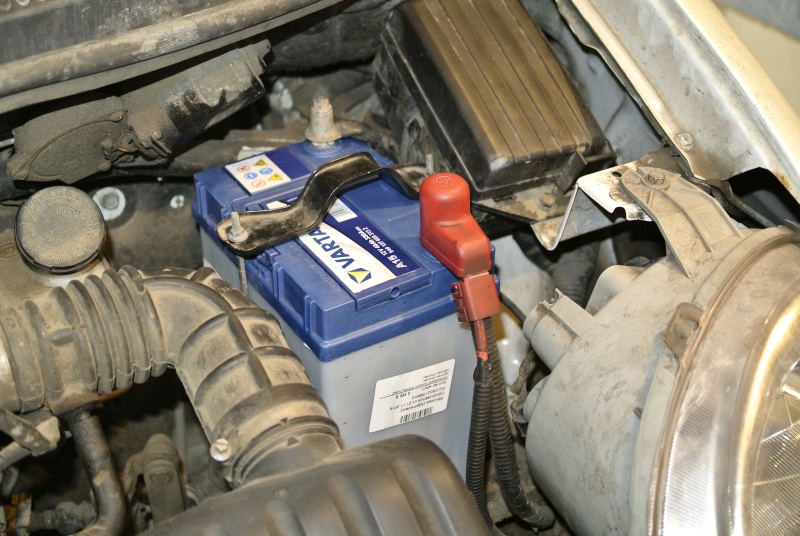 Varta а15 40 ач 330a матиз. 17 small. Varta а15 40 ач 330a матиз фото. Varta а15 40 ач 330a матиз-17 small. картинка Varta а15 40 ач 330a матиз. картинка 17 small. С наступлением первых морозов мой "Матиз" стал заводиться с натужным и неуверенным воем стартёра. Я подзарядил аккумулятор, беспроблемно поездил недельку, но вот одним прекрасным утром не смог завестись вообще. Не очень этим расстроившись, поскольку был в отпуске и собирался просто проехаться по магазинам без какой-либо конкретной цели, я вернулся домой. Никакой "обиды" на корейский аккумулятор я не держал, поскольку прослужил он почти 8 лет (да, забегая вперёд, думаю, что летом можно будет опять его поставить потрудиться). Поэтому просто включил компьютер и погрузился в Интернет с целью быстренько выбрать и прикупить себе аккумулятор.