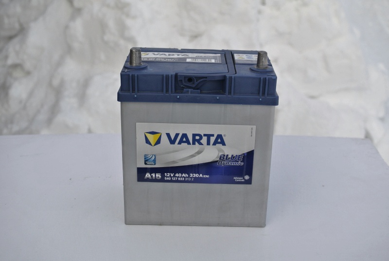 Varta а15 40 ач 330a матиз. 1 small. Varta а15 40 ач 330a матиз фото. Varta а15 40 ач 330a матиз-1 small. картинка Varta а15 40 ач 330a матиз. картинка 1 small. С наступлением первых морозов мой "Матиз" стал заводиться с натужным и неуверенным воем стартёра. Я подзарядил аккумулятор, беспроблемно поездил недельку, но вот одним прекрасным утром не смог завестись вообще. Не очень этим расстроившись, поскольку был в отпуске и собирался просто проехаться по магазинам без какой-либо конкретной цели, я вернулся домой. Никакой "обиды" на корейский аккумулятор я не держал, поскольку прослужил он почти 8 лет (да, забегая вперёд, думаю, что летом можно будет опять его поставить потрудиться). Поэтому просто включил компьютер и погрузился в Интернет с целью быстренько выбрать и прикупить себе аккумулятор.