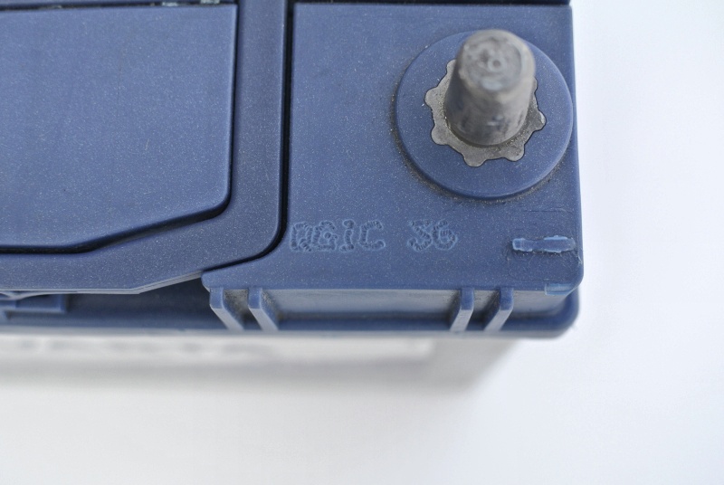 Varta а15 40 ач 330a матиз. 2 small. Varta а15 40 ач 330a матиз фото. Varta а15 40 ач 330a матиз-2 small. картинка Varta а15 40 ач 330a матиз. картинка 2 small. С наступлением первых морозов мой "Матиз" стал заводиться с натужным и неуверенным воем стартёра. Я подзарядил аккумулятор, беспроблемно поездил недельку, но вот одним прекрасным утром не смог завестись вообще. Не очень этим расстроившись, поскольку был в отпуске и собирался просто проехаться по магазинам без какой-либо конкретной цели, я вернулся домой. Никакой "обиды" на корейский аккумулятор я не держал, поскольку прослужил он почти 8 лет (да, забегая вперёд, думаю, что летом можно будет опять его поставить потрудиться). Поэтому просто включил компьютер и погрузился в Интернет с целью быстренько выбрать и прикупить себе аккумулятор.