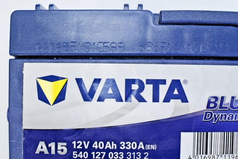 Varta а15 40 ач 330a матиз. 4 small. Varta а15 40 ач 330a матиз фото. Varta а15 40 ач 330a матиз-4 small. картинка Varta а15 40 ач 330a матиз. картинка 4 small. С наступлением первых морозов мой "Матиз" стал заводиться с натужным и неуверенным воем стартёра. Я подзарядил аккумулятор, беспроблемно поездил недельку, но вот одним прекрасным утром не смог завестись вообще. Не очень этим расстроившись, поскольку был в отпуске и собирался просто проехаться по магазинам без какой-либо конкретной цели, я вернулся домой. Никакой "обиды" на корейский аккумулятор я не держал, поскольку прослужил он почти 8 лет (да, забегая вперёд, думаю, что летом можно будет опять его поставить потрудиться). Поэтому просто включил компьютер и погрузился в Интернет с целью быстренько выбрать и прикупить себе аккумулятор.