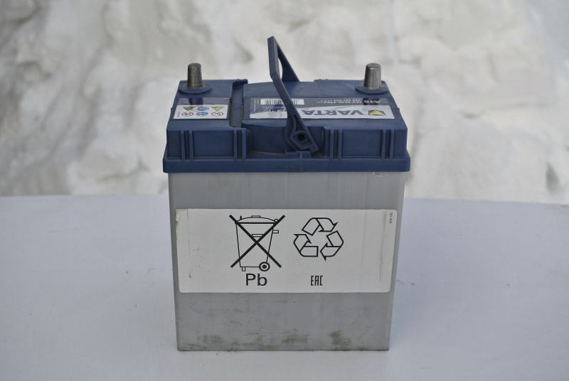 Varta а15 40 ач 330a матиз. 6 small. Varta а15 40 ач 330a матиз фото. Varta а15 40 ач 330a матиз-6 small. картинка Varta а15 40 ач 330a матиз. картинка 6 small. С наступлением первых морозов мой "Матиз" стал заводиться с натужным и неуверенным воем стартёра. Я подзарядил аккумулятор, беспроблемно поездил недельку, но вот одним прекрасным утром не смог завестись вообще. Не очень этим расстроившись, поскольку был в отпуске и собирался просто проехаться по магазинам без какой-либо конкретной цели, я вернулся домой. Никакой "обиды" на корейский аккумулятор я не держал, поскольку прослужил он почти 8 лет (да, забегая вперёд, думаю, что летом можно будет опять его поставить потрудиться). Поэтому просто включил компьютер и погрузился в Интернет с целью быстренько выбрать и прикупить себе аккумулятор.