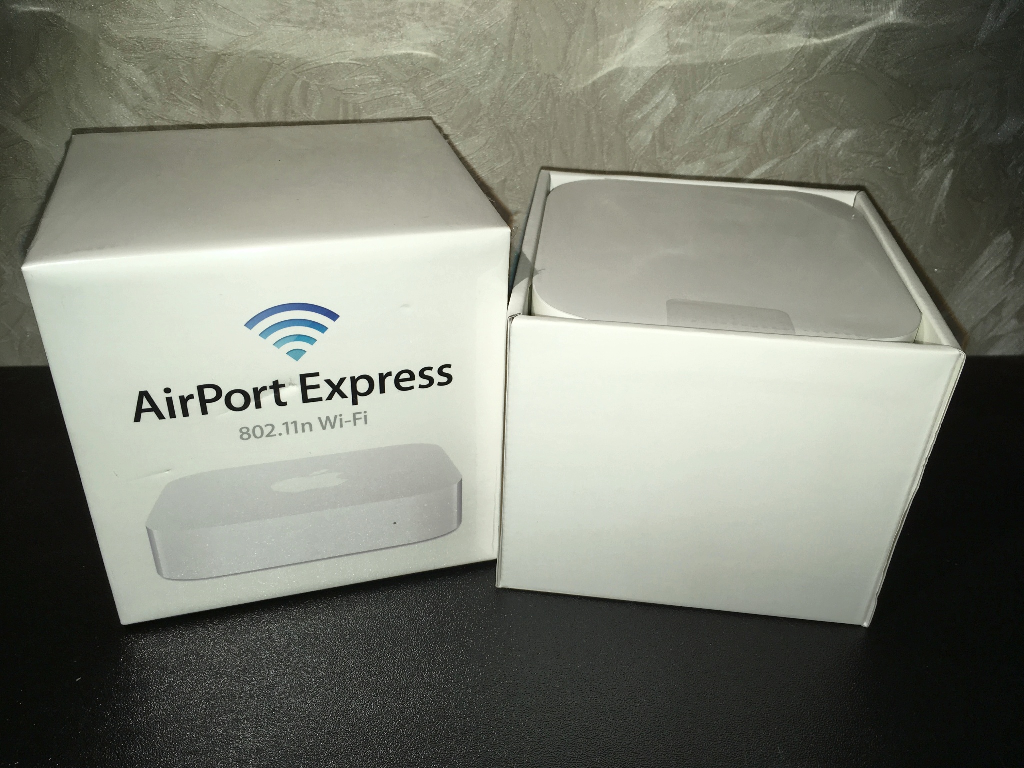 Apple airport беспроводные. Apple Airport Express. Airport Express серийный номер. Apple Airport Express в машине. Airport Express фотографии.