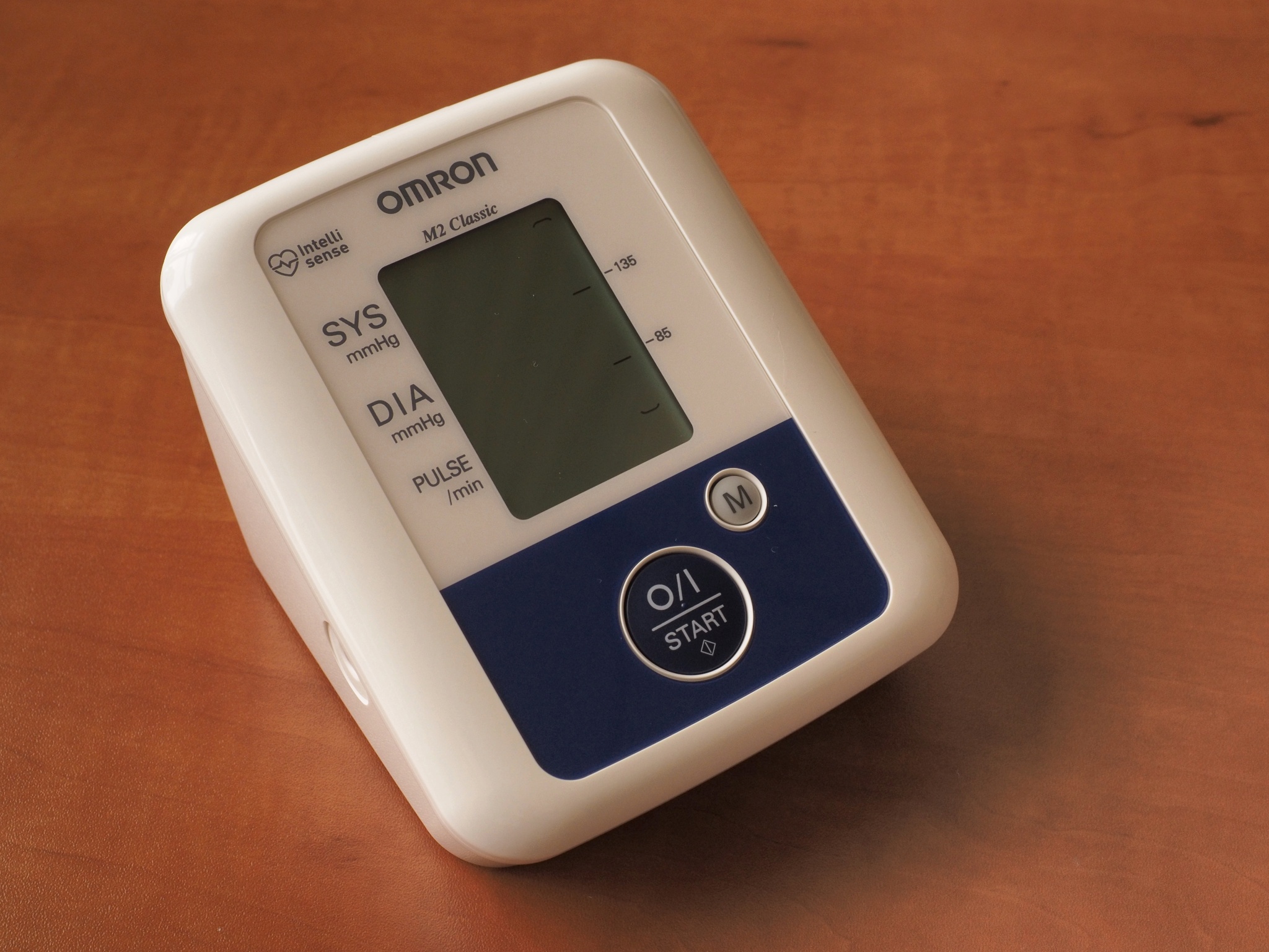 Omron m2 отличия. Omron m2 Classic hem-7117h-Aru. Omron m2 Classic. Omron m2 Classic манжета. Omron m2 Classic с двумя манжетами.