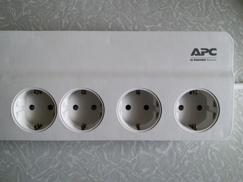 Обзор на Сетевой фильтр APC PM8-RS 8 розеток, белый, 2м - изображение 7