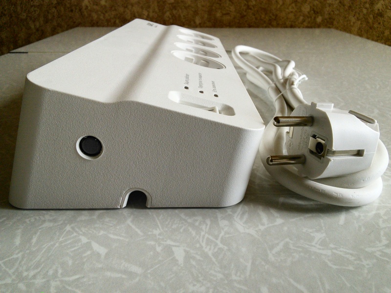 Обзор на Сетевой фильтр APC PM8-RS 8 розеток, белый, 2м - изображение 9
