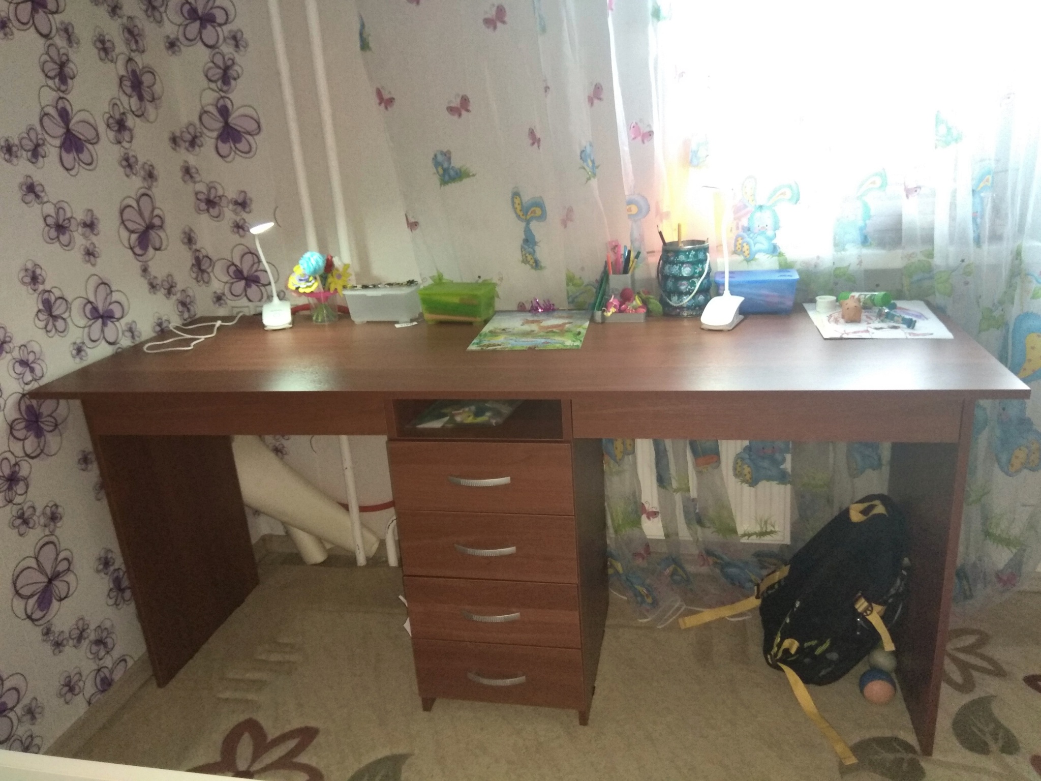 Длинный письменный стол для двоих детей