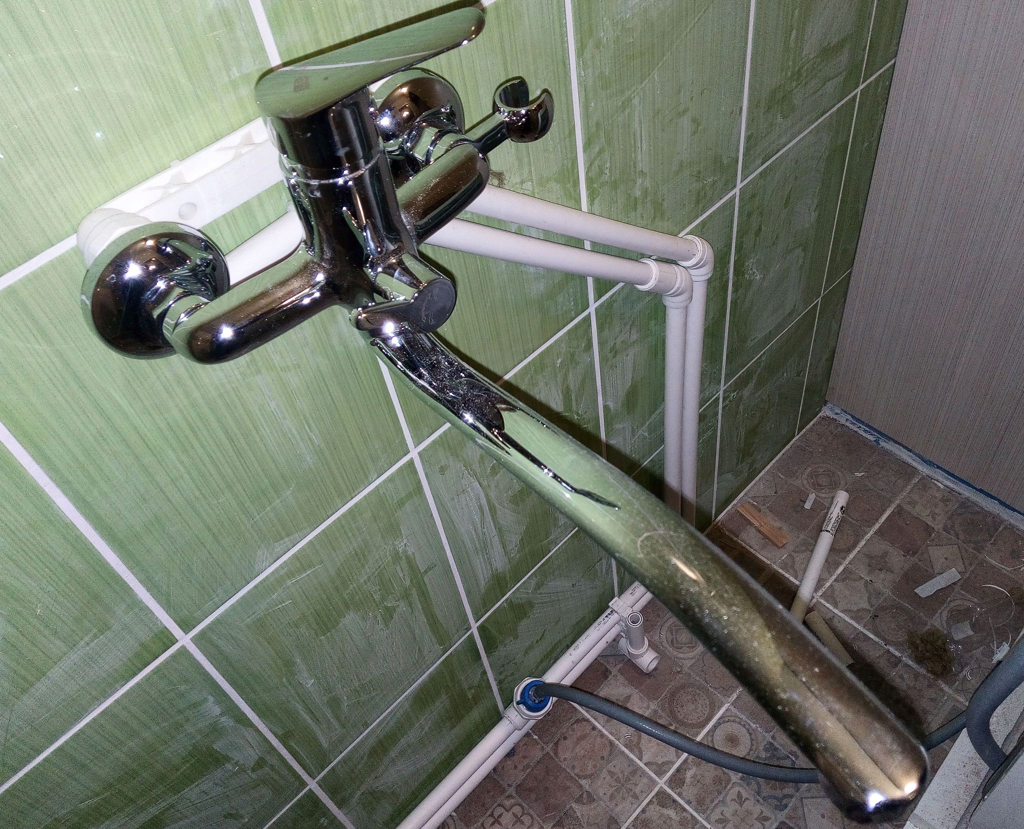 установка смесителя с душем для ванной комнаты