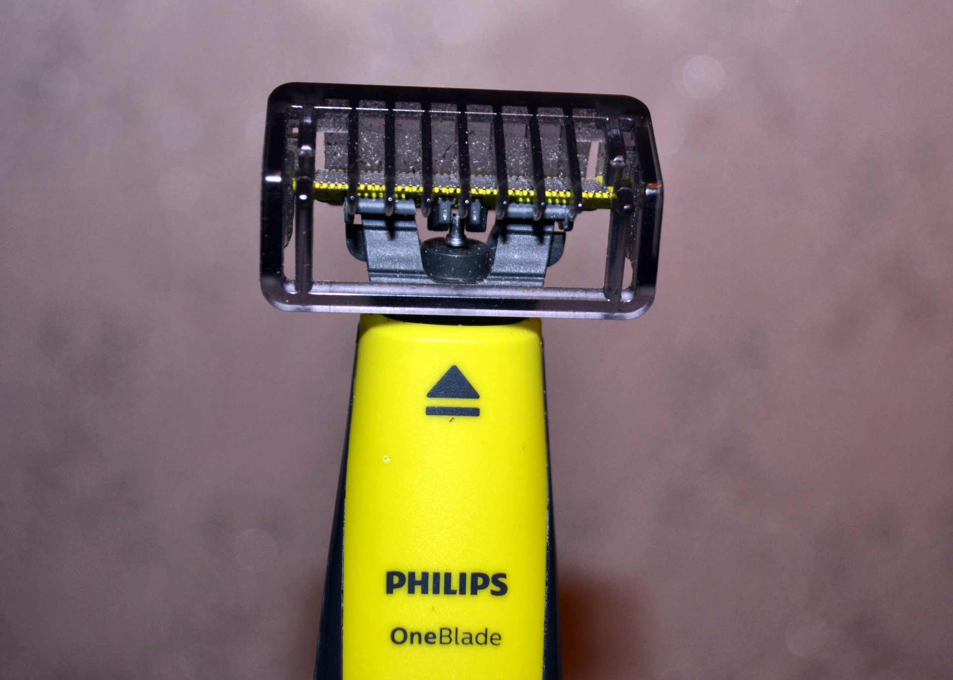 Philips oneblade qp1424 10. Philips ONEBLADE qp2510. Триммер Philips ONEBLADE qp2510/15. Индикатор триммера Филипс Ван блейд. Philips ONEBLADE qp2510 размер.