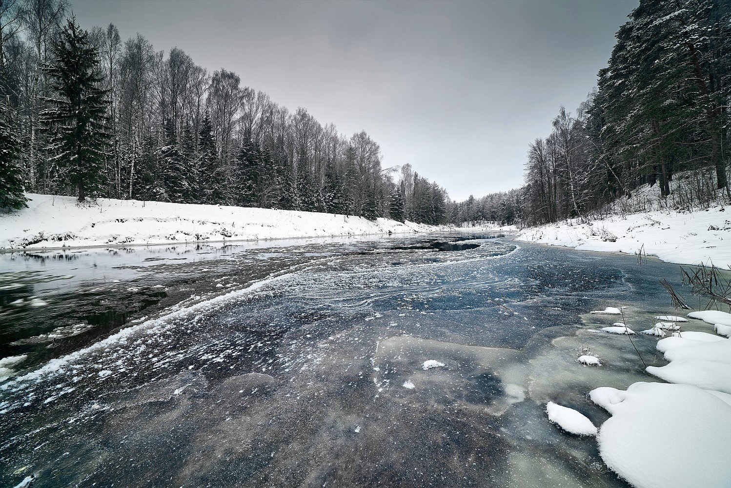 Река замерзла. Мерзлая река. Замерзшая река. Зима замерзшая река.