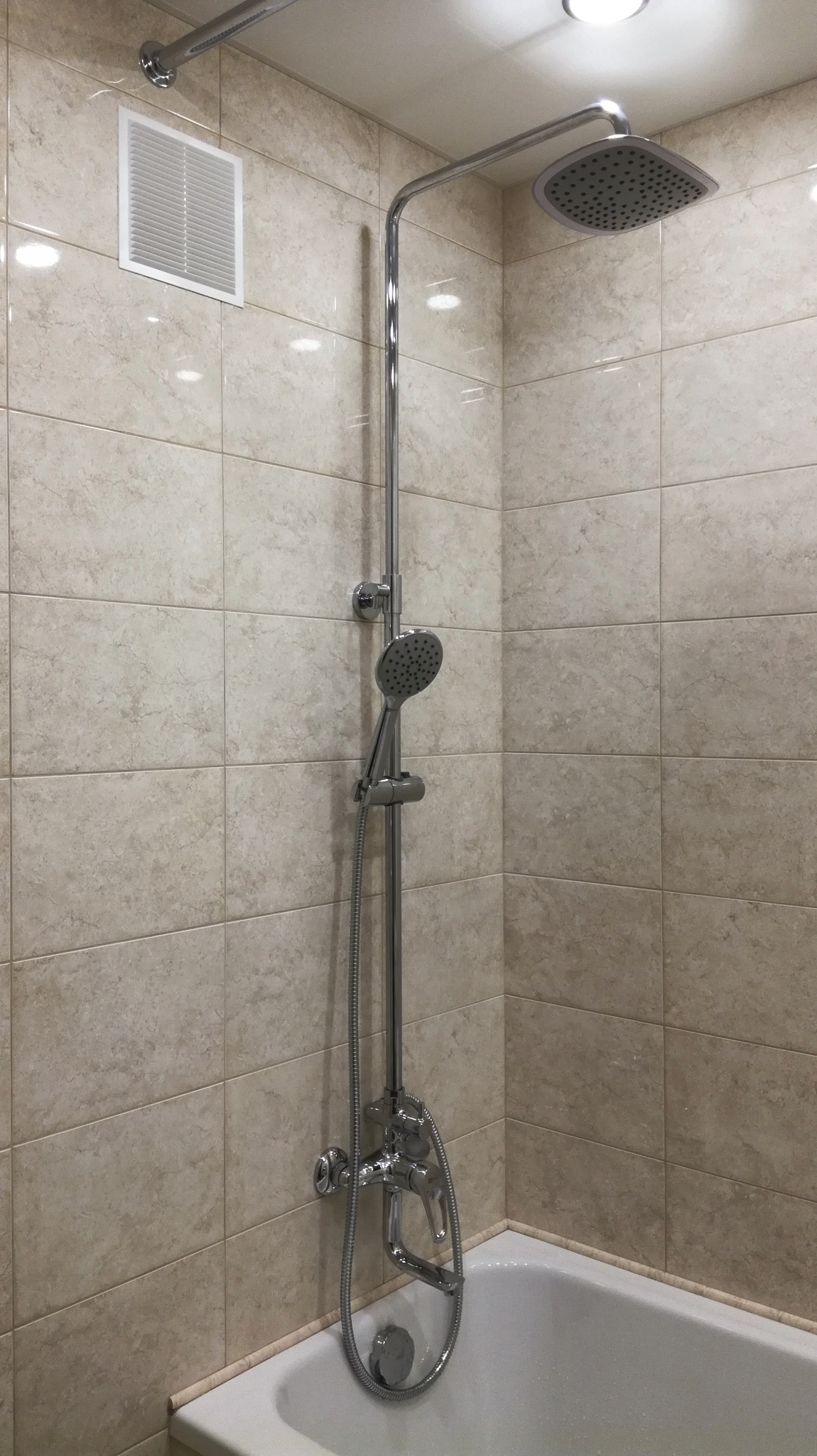 установка смесителя с душем для ванной комнаты