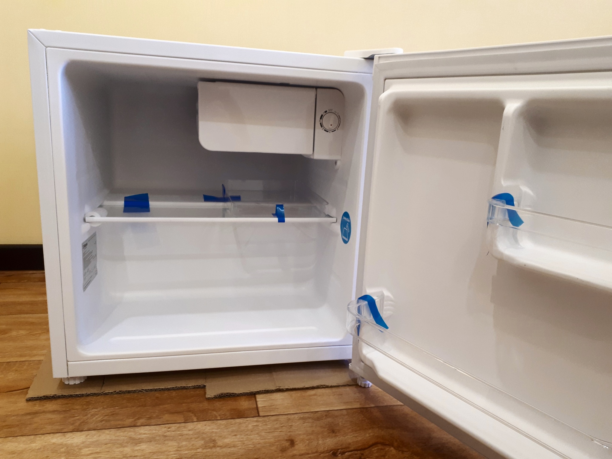 Почему холодильник издает странные. Холодильник Hansa fm050.4, однокамерный. Холодильник Hansa fm050.4, белый. Холодильник Hansa fm050.4 конденсатор. Холодильник Hansa fm050.4 датчик температуры.
