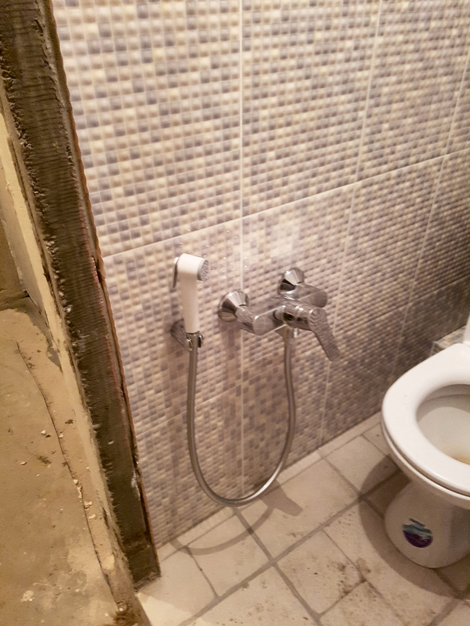 На каком расстоянии установить гигиенический душ в туалете