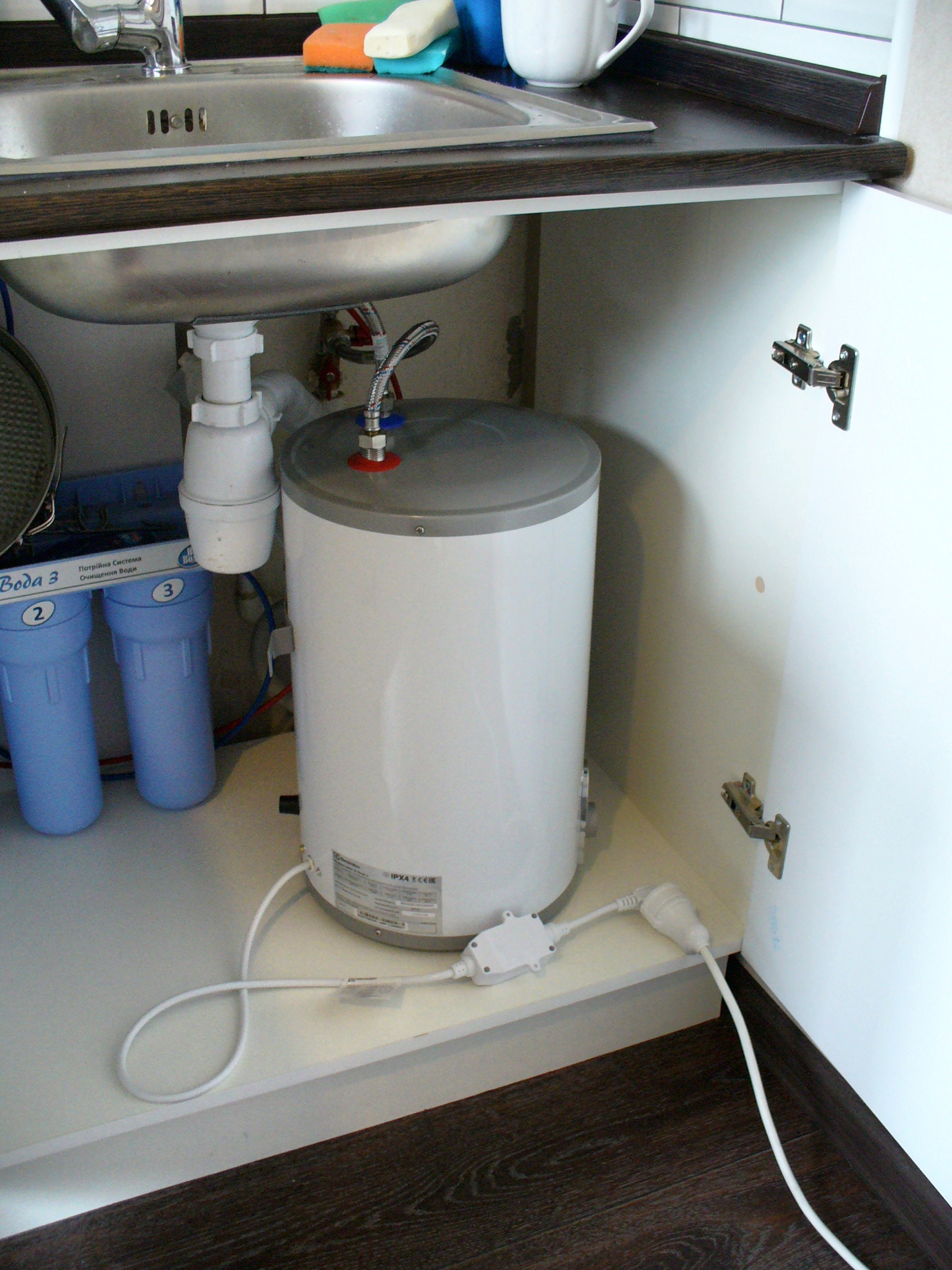 Накопительный электрический водонагреватель Electrolux EWH 15 BS