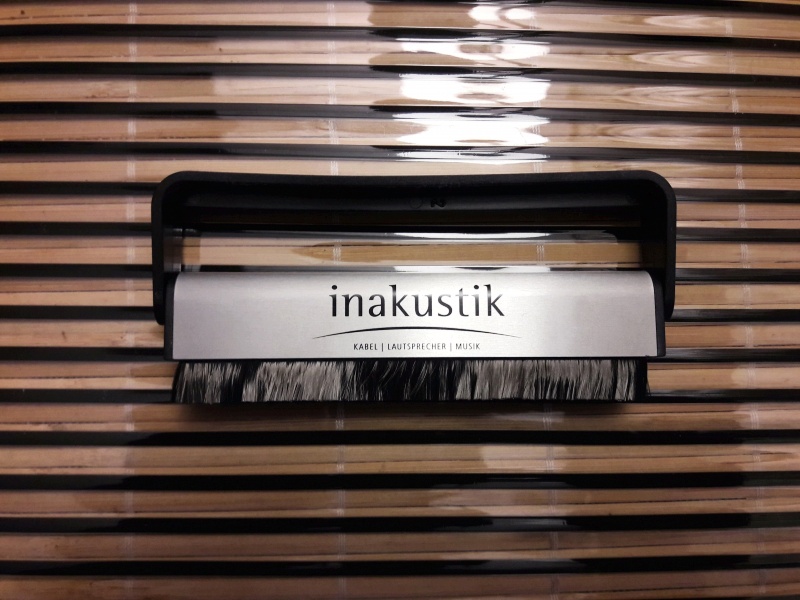 Обзор на Щетка антистатическая Inakustik Premium Record Brush, 004528001 - изображение 1