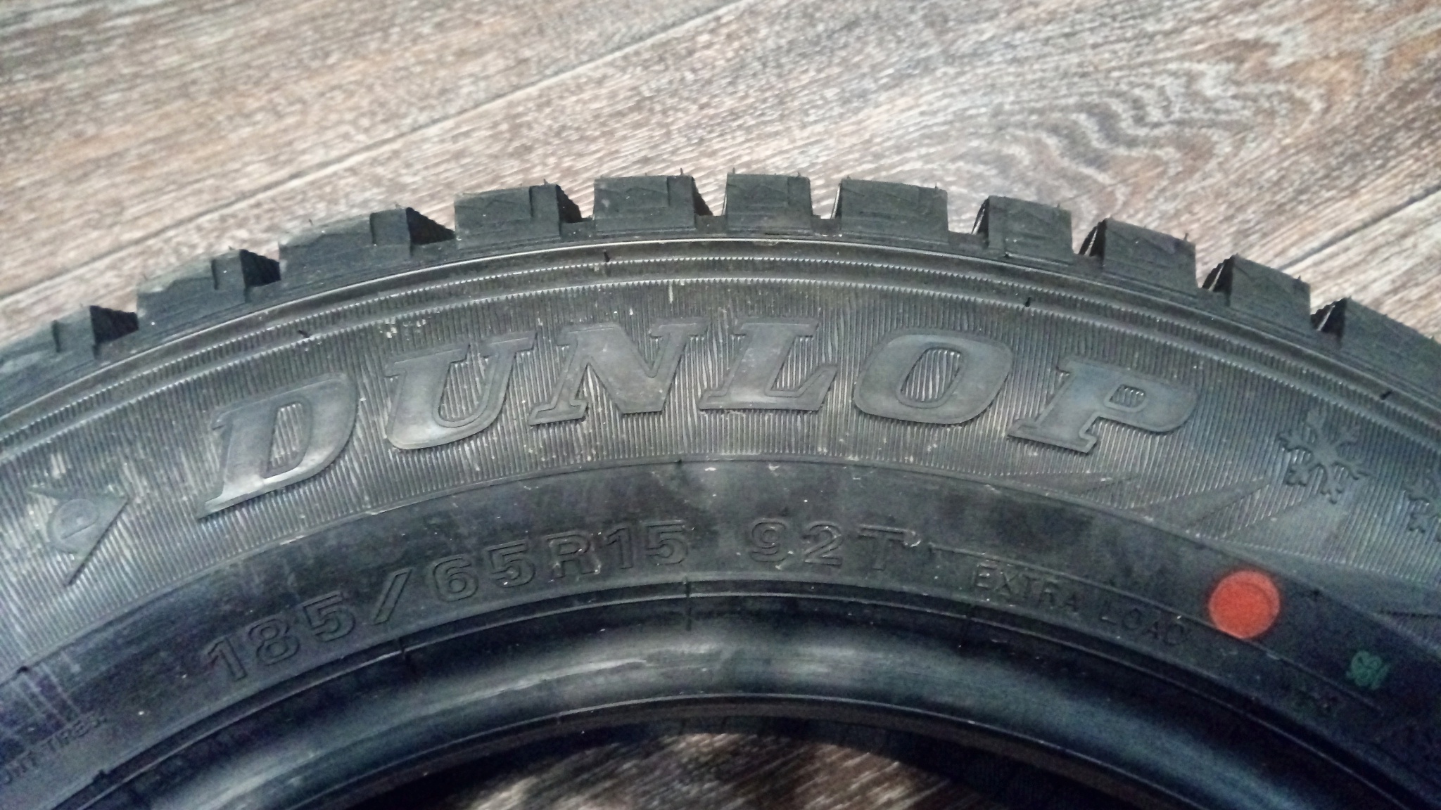 Шины 165 мм. Данлоп 185/65/15 t 92 SP Winter Ice 01. Dunlop шина зимняя год. Dunlop шина зимняя год выпуска. Резина Dunlop SP Winter Ice 01 r16 вид сбоку.