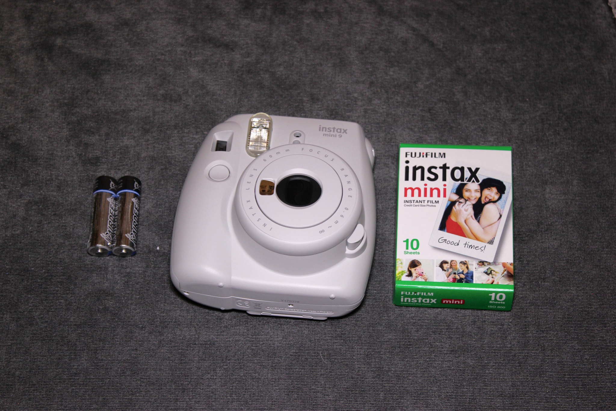 Обзор от покупателя на Набор болельщика FUJIFILM Instax Mini 9 White  CHAMPION (камера+кассета на 10 снимков+дождевик/ложки/палки/мелки  болельщика) — интернет-магазин ОНЛАЙН ТРЕЙД.РУ