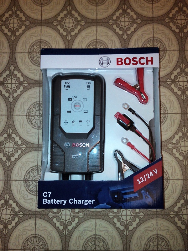 Das perfekte Geschenk Bosch Autobatterie-Ladegerät C7, 018999907M, 12 V /  24 V, 7 A für jeden Anlass