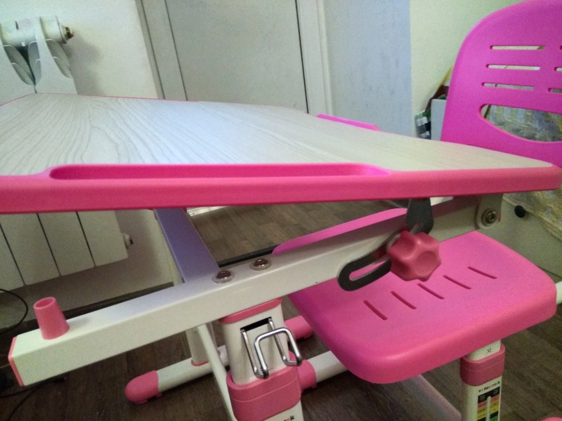 Обзор на Детская парта растишка и стул FunDesk Piccolino II (Цвет столешницы:Розовый, Цвет металлокаркаса:Белый) - изображение 6