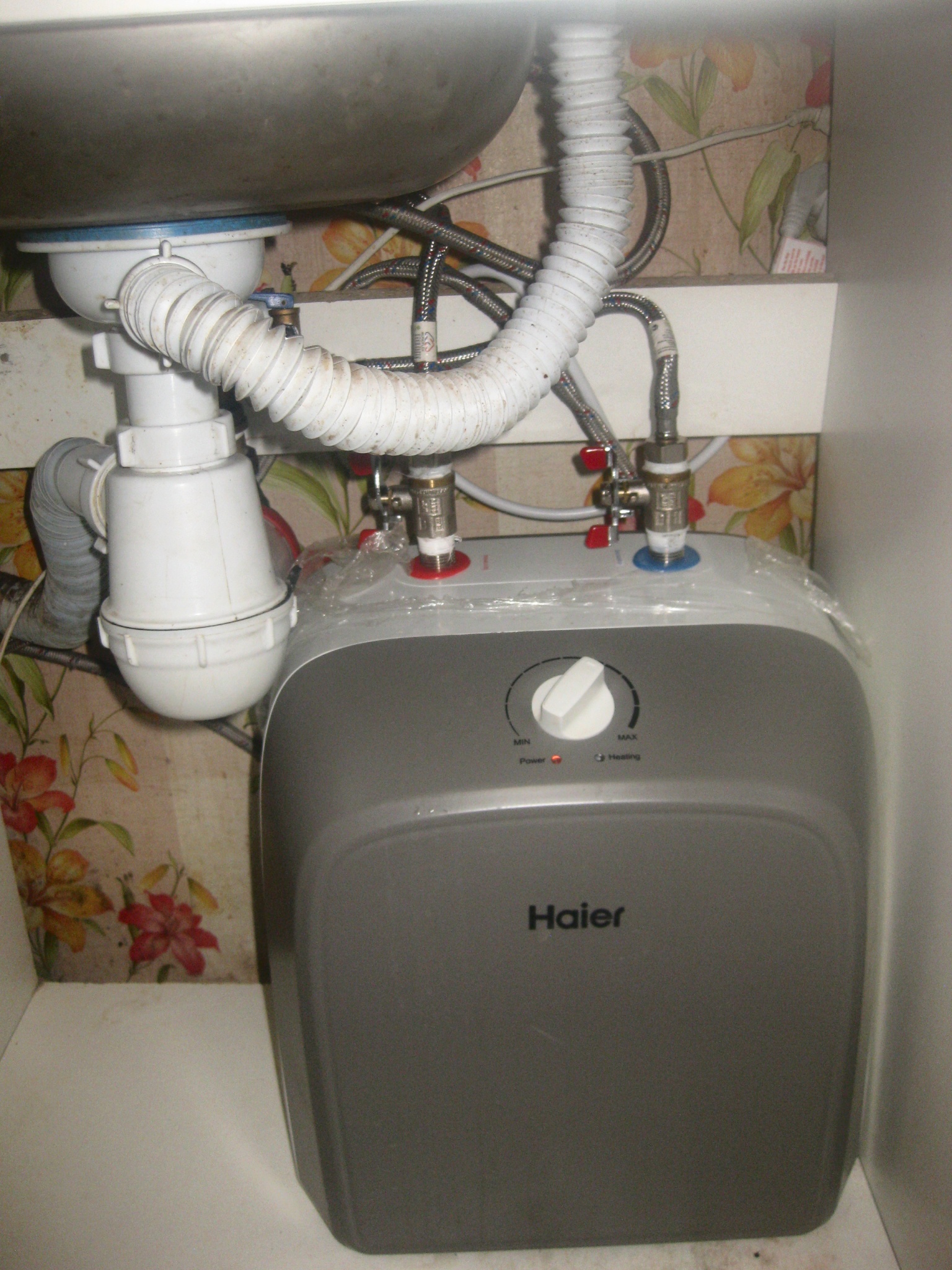 установка проточного водонагревателя на кухне под мойку