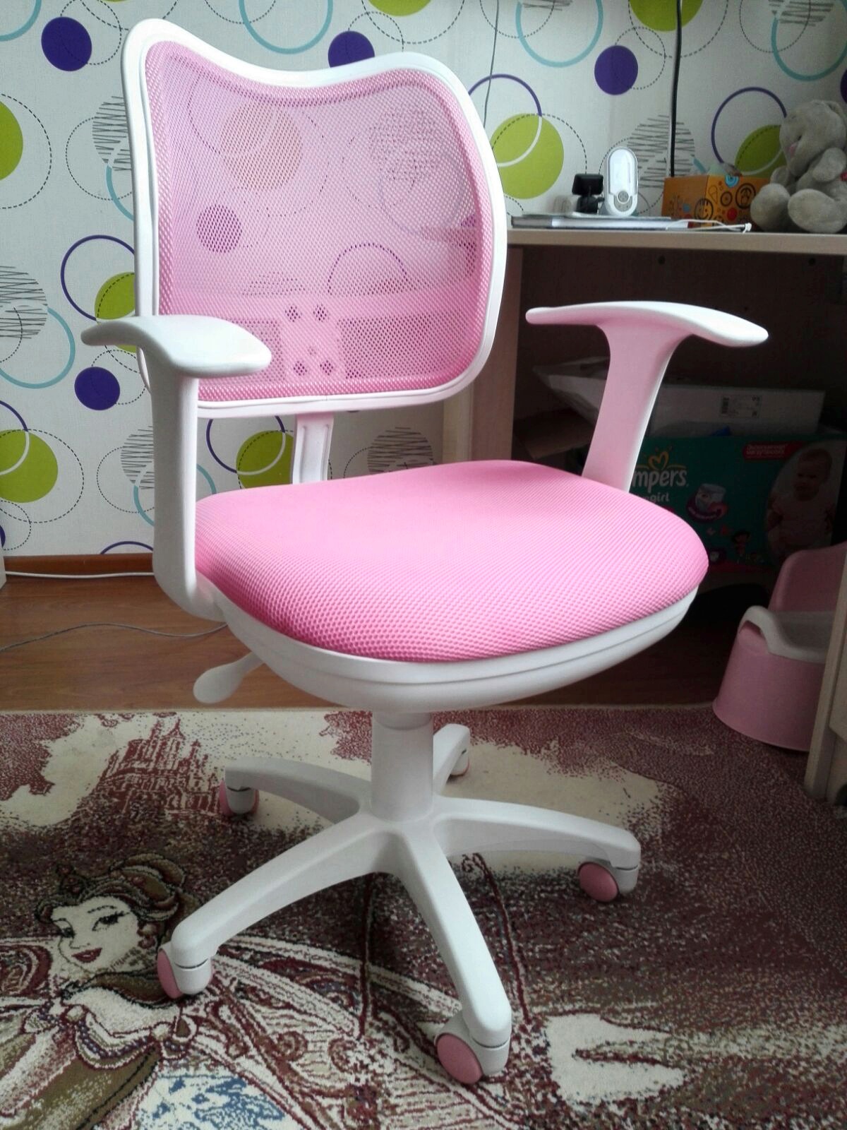 детский стул на колесиках розовый