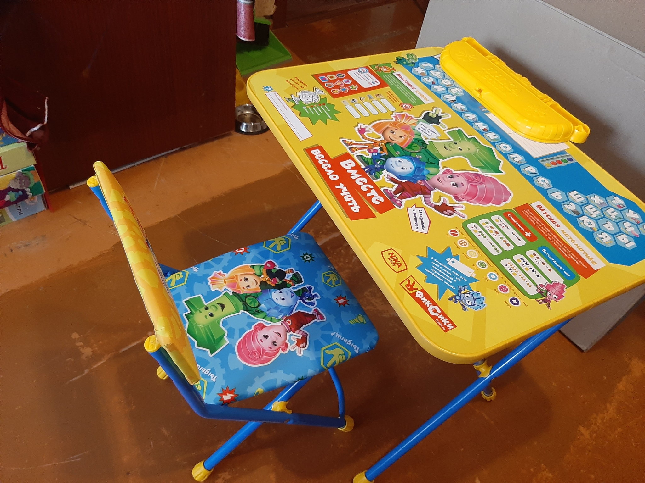 детский столик со стульчиком с азбукой