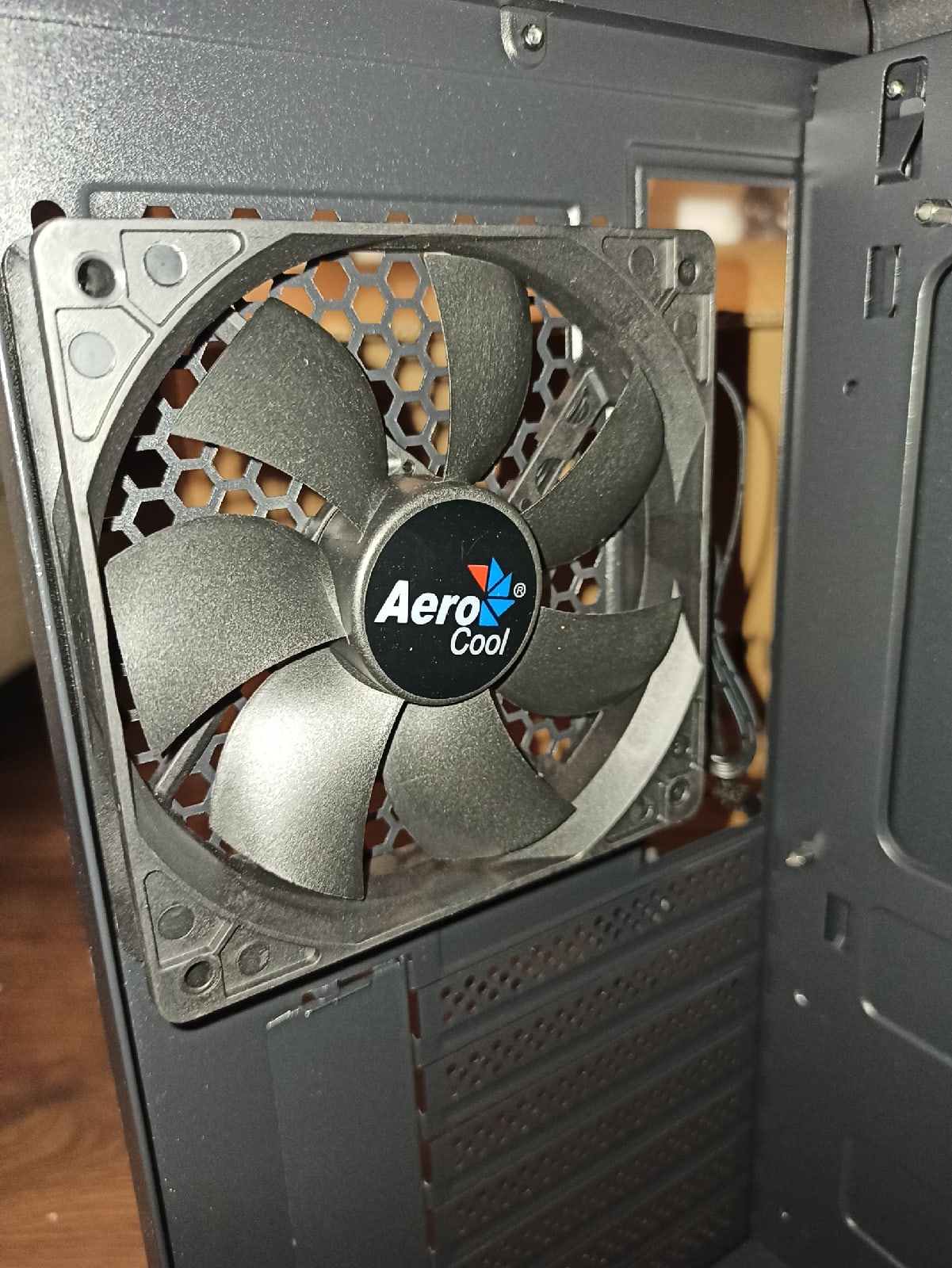 Aerocool aero one вентиляторы. Корпус Aero one. Dark Aero 1. AEROCOOL Aero one как закрутить заглушку для видеокарты.