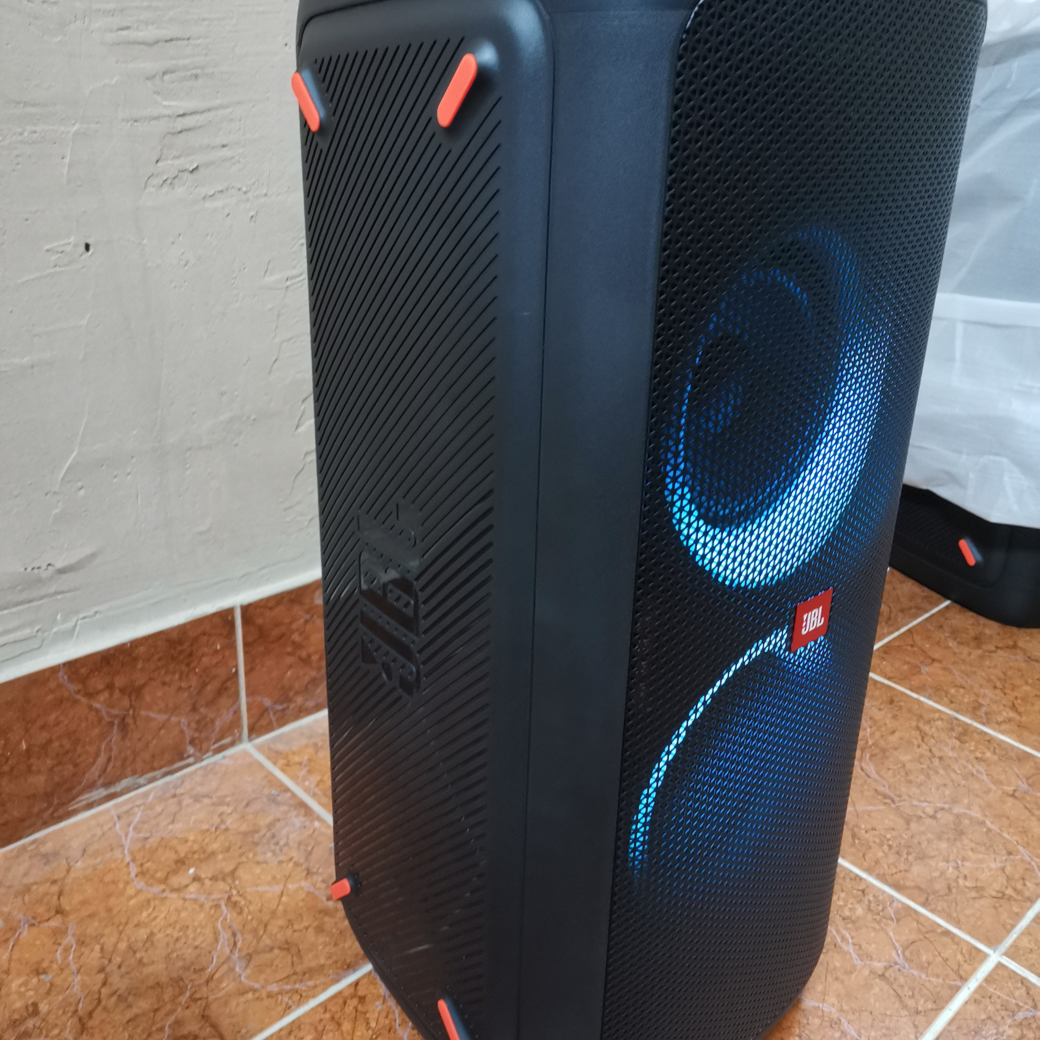 Колонки 300. Колонка JBL PARTYBOX 300. JBL Box 300 колонка большая. JBL PARTYBOX 300 разъемы. Колонка JBL PARTYBOX 300 комплектация.