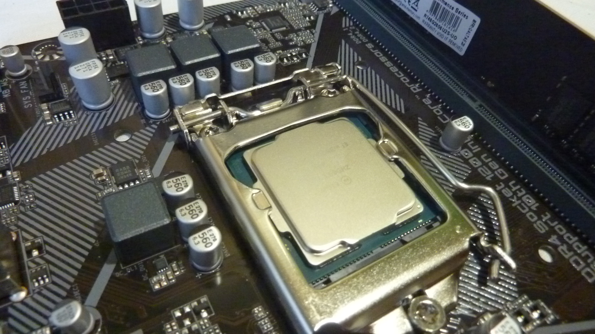 Процессоры на lga 1200. Intel Core i5-10600kf. I5 10600kf. 10600kf. Бос на процессоре процессор Intel i5.