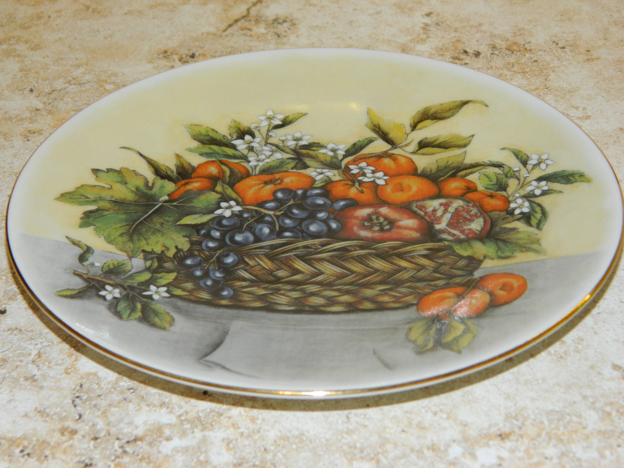 Натюрморт на столе – тарелки с изображением фруктов и ягод | Блог Villa Grazia