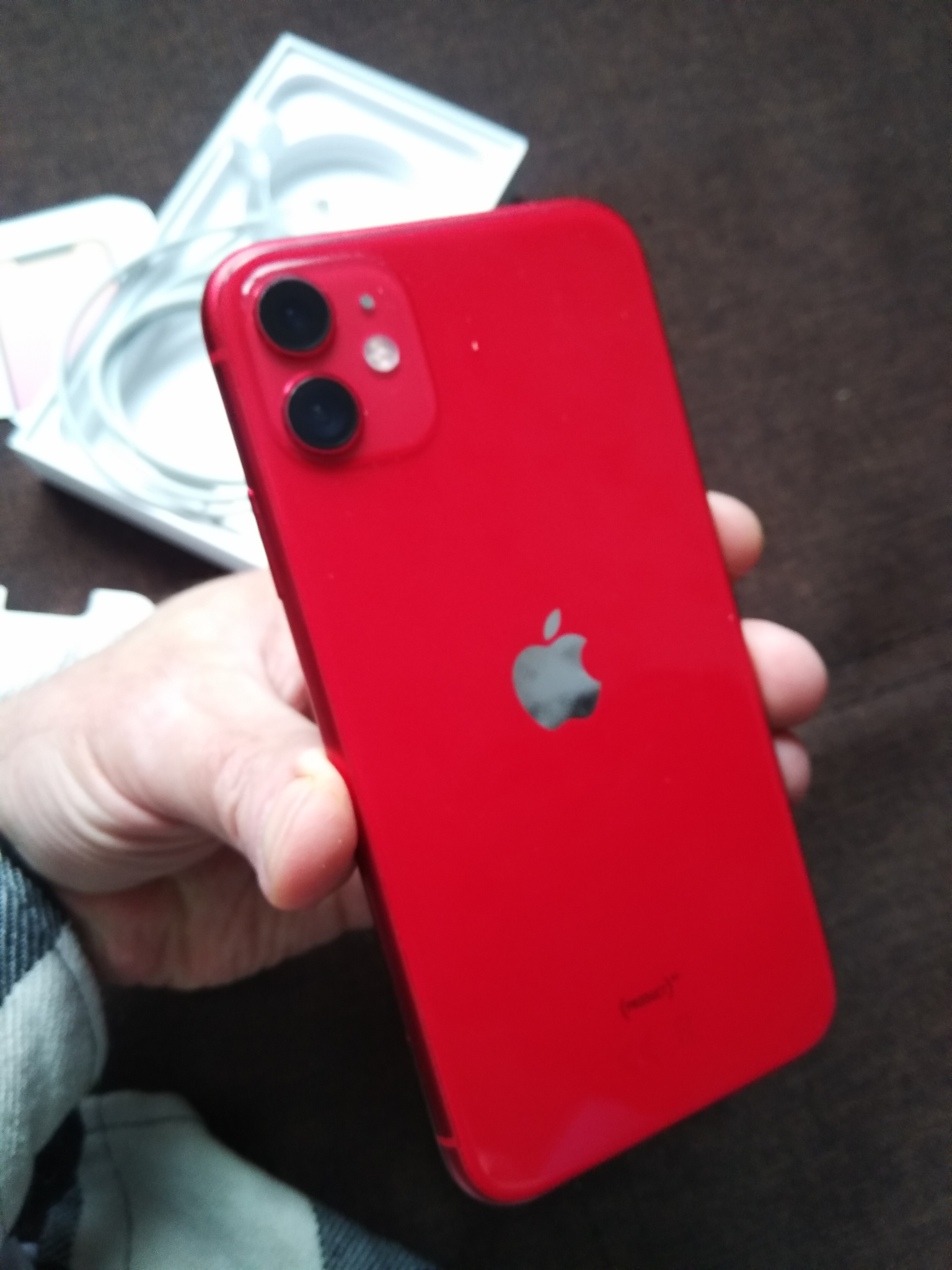 красный айфон 11 фото сзади