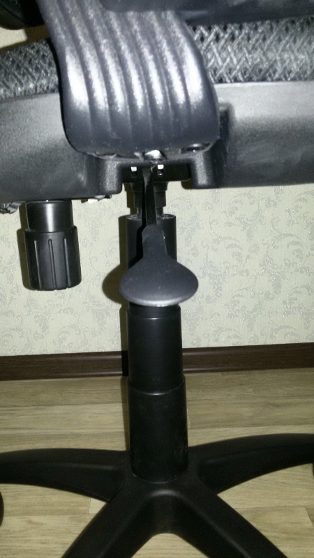 Обзор на Кресло офисное БЮРОКРАТ CH-300AXSN/#B механизм качания спинки (газпатрон, черное) - изображение 4