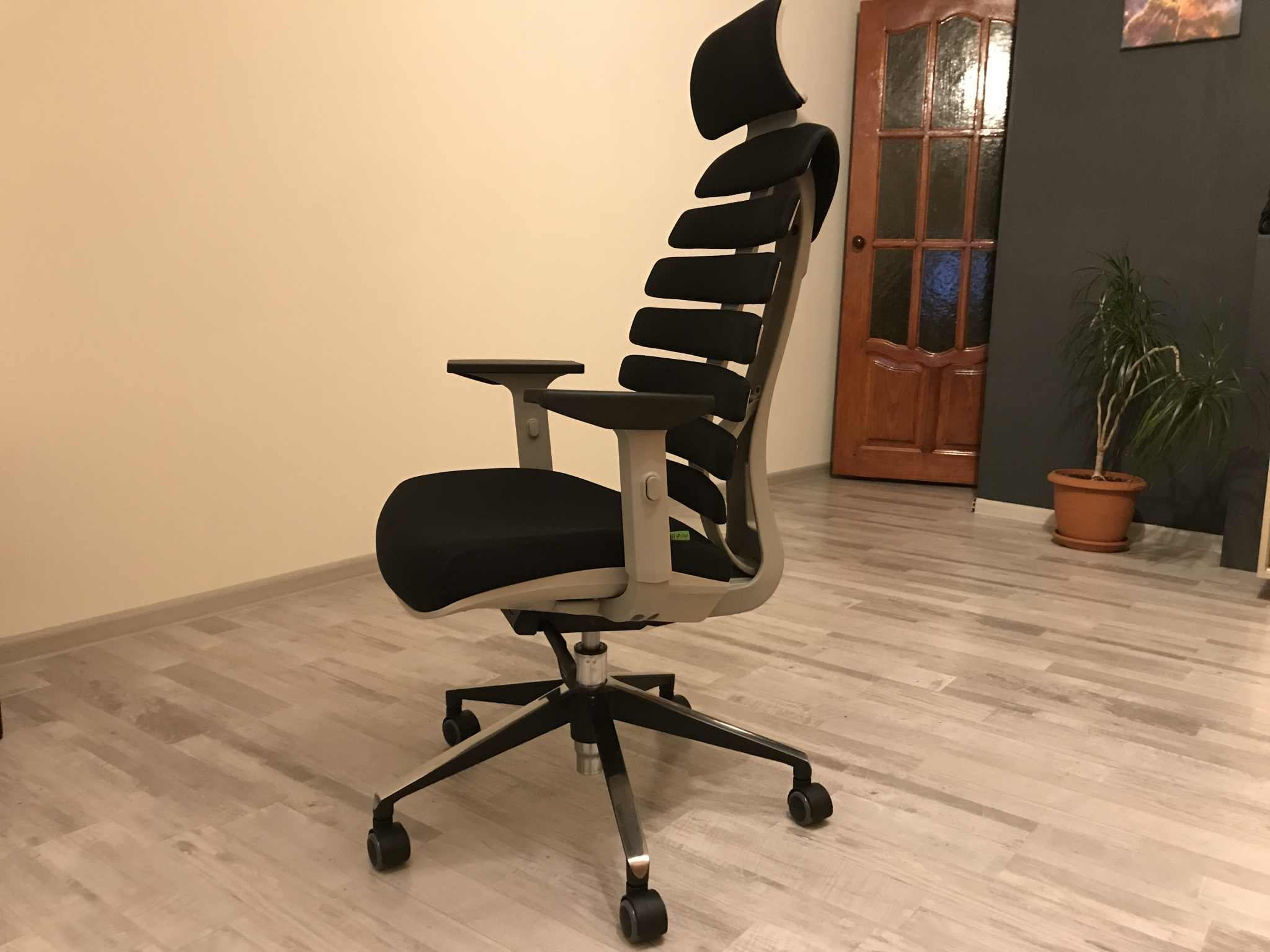 Офисные кресла riva. Кресло Riva Chair Shark. Riva Chair Shark. Стул офисный Riva Chair. Кресло Shark (ткань серый).