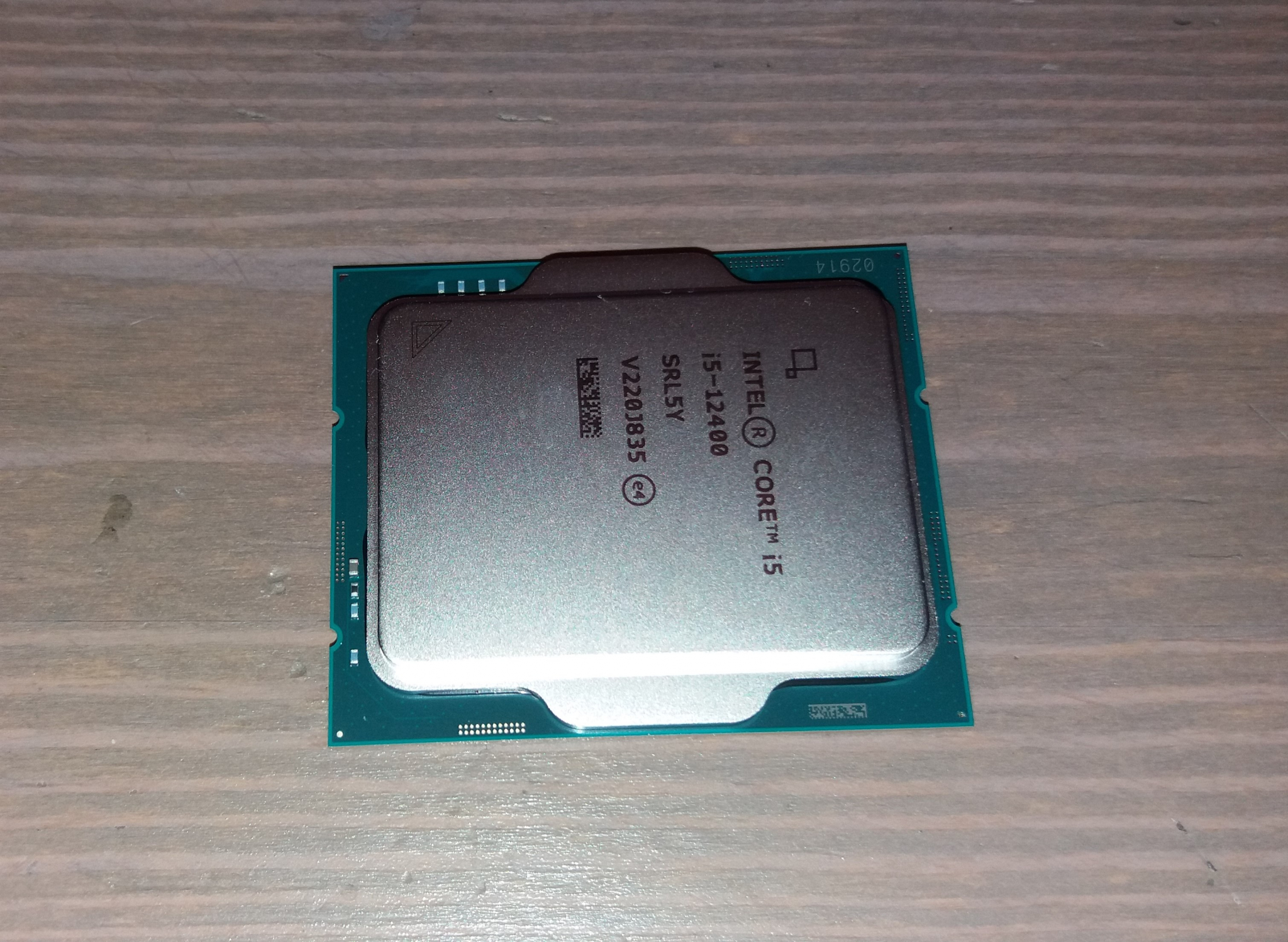 Процессор i7 lga 1700. Процессор Intel Core i5-12400. Контакты процессора LGA 1700. Рамка для процессора LGA 1700. Процессоры Интел вертикальная картинка.