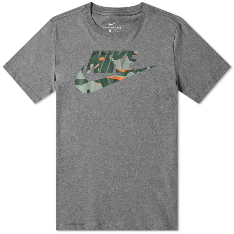 The nike tee. Футболка Nike болотного цвета. Камуфляжная футболка найк. Футболка Nike коричневая. Вышивка на футболке найк.