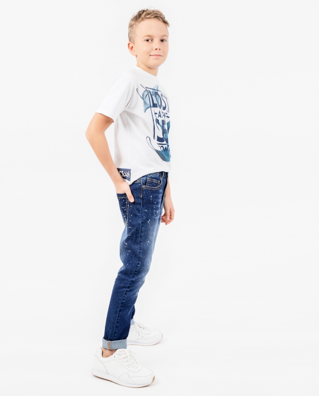 Мальчик 12 лет в джинсах