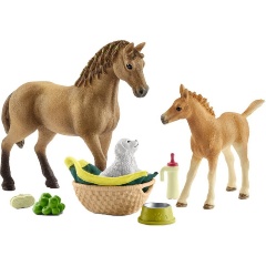 Изображение товара Игровой набор SCHLEICH 42432 Сара ухаживает за детенышами