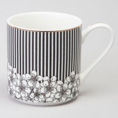 Изображение товара Кружка LEFARD из фарфора 360 мл с геометрическим принтом и золотым декором