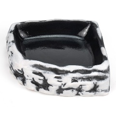 Изображение товара Поилка NOVAMARK TERRA керамическая Декоративная Угловая М белая 15х15х4см