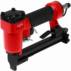 Изображение товара Пневмопистолет скобозабивной ELITECH 0704.030200 21GA,0.9х0.7мм,12.8мм,6-16мм,1/4",0.85кг,кейс