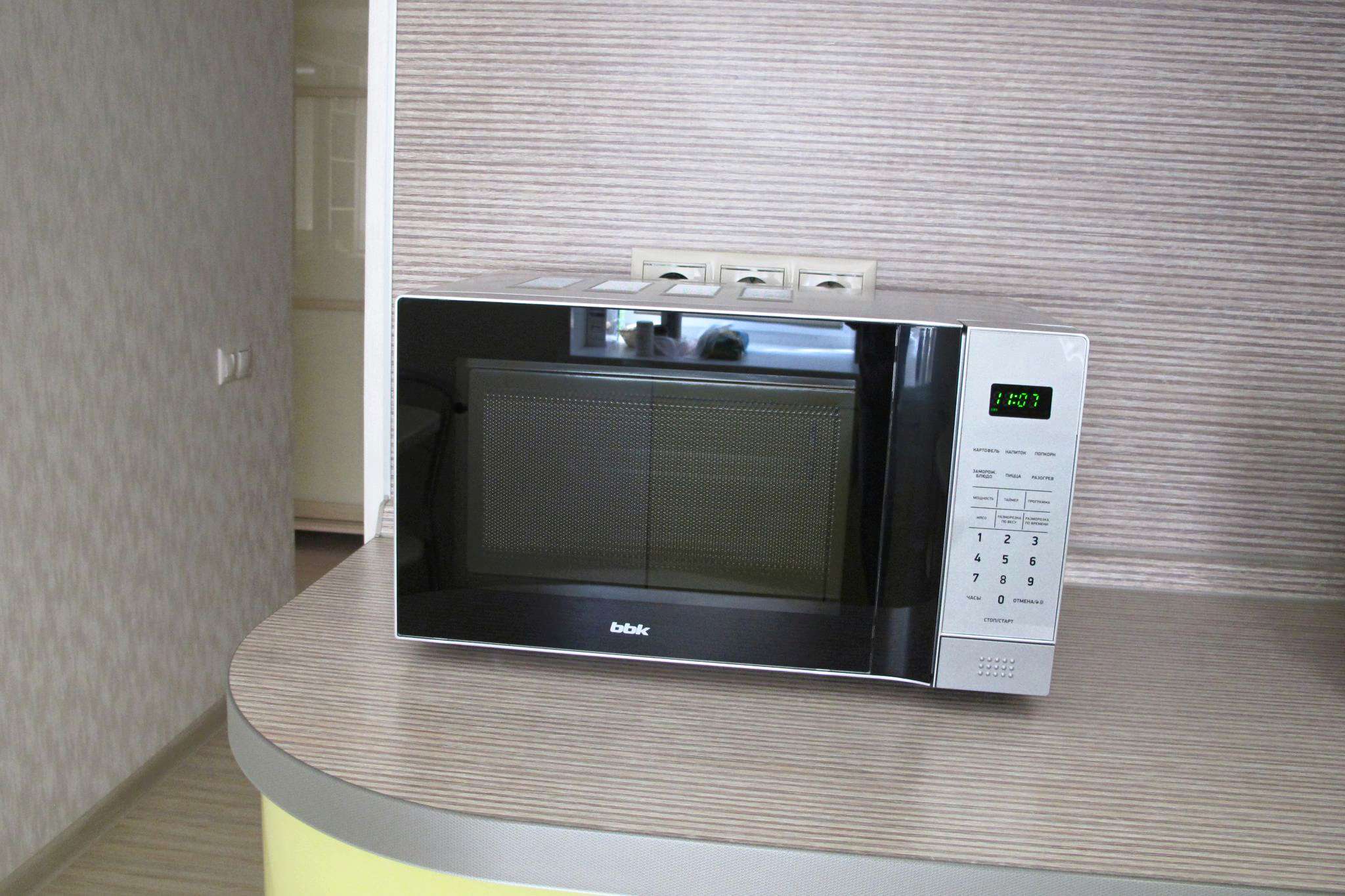 Японский телевизор плоский микроволновка и кровать